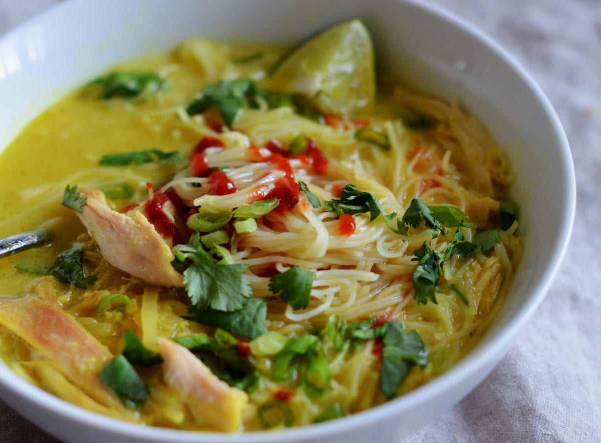 Thai-inspired na manok at rice noodle na sopas - Quixelo