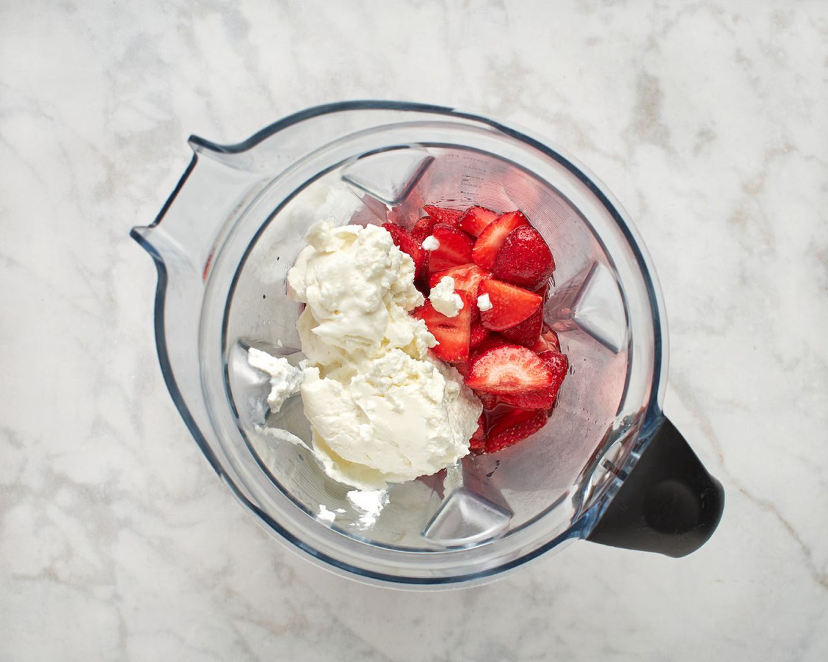 strawberries with yogurt in blender