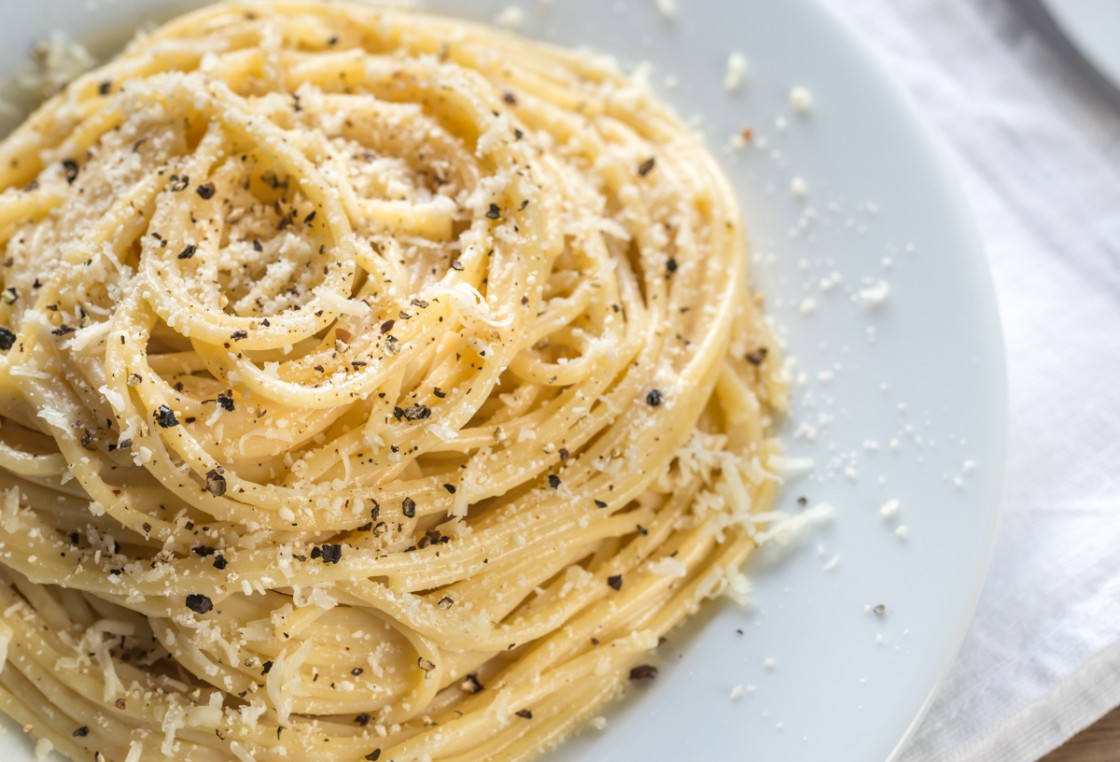 cacio e pepe on plate