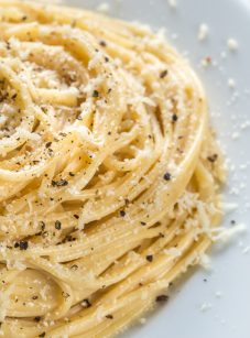 cacio e pepe on plate