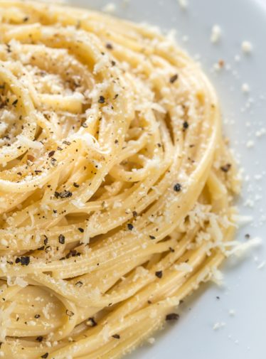 cacio e pepe on plate