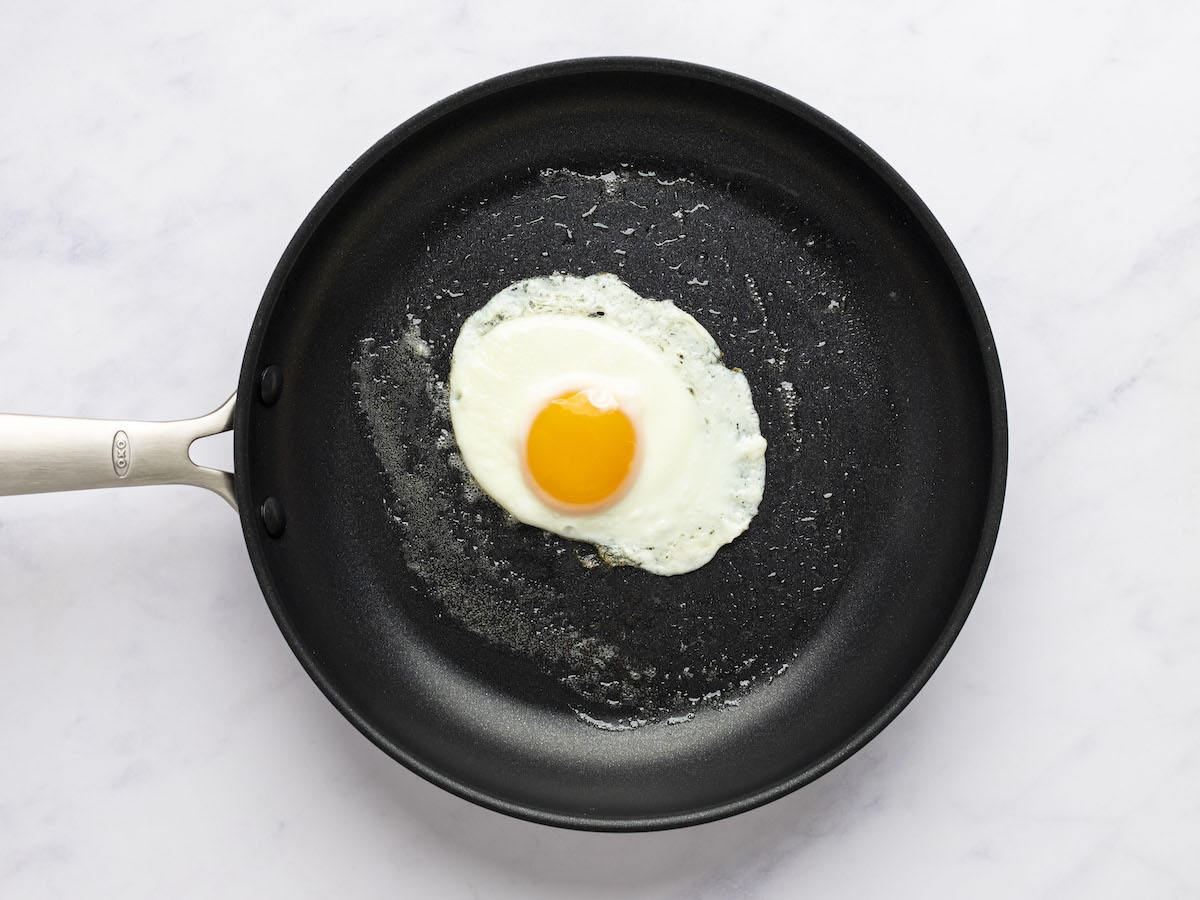 sunny side up egg fully cooked in medium non-stick pan