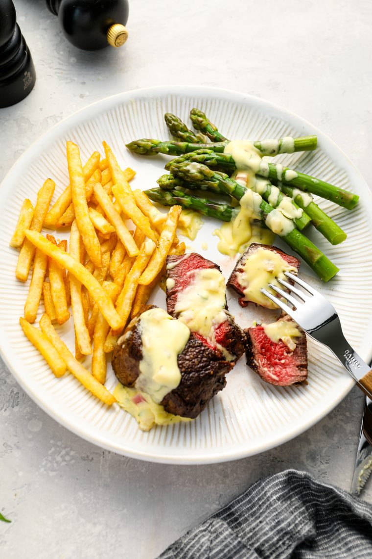 bearnaise sauce on steak and asparagus