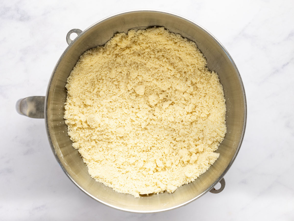 mixing bowl with crumbly flour-butter mixture