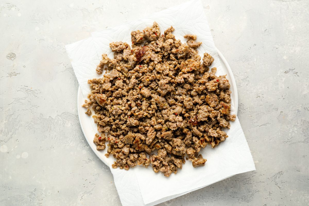 cooked sausage on paper towel-lined plate