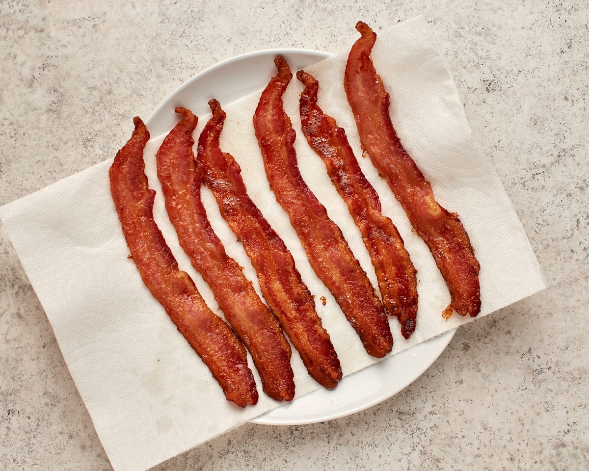 bacon on paper towel-lined plate